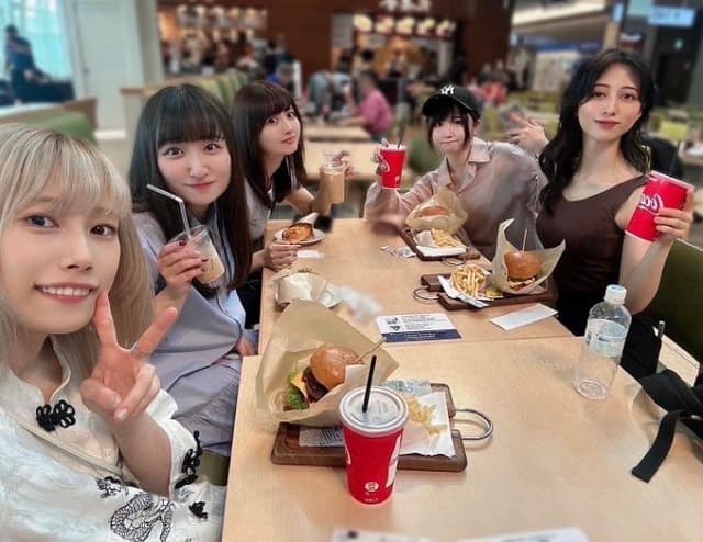 「仲良しすぎて…」バンドリ！声優がバンドメンバーとの団らん写真を公開