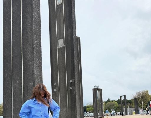 横田真悠、強風の中でもサングラスでクールに。美味しいコーンスープとともに過ごすひととき。