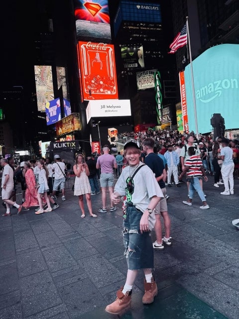 Travis Japan松倉海斗、タイムズスクエアで弾けた。「NYのど真ん中で笑顔が爆発」その瞬間がまぶしすぎる