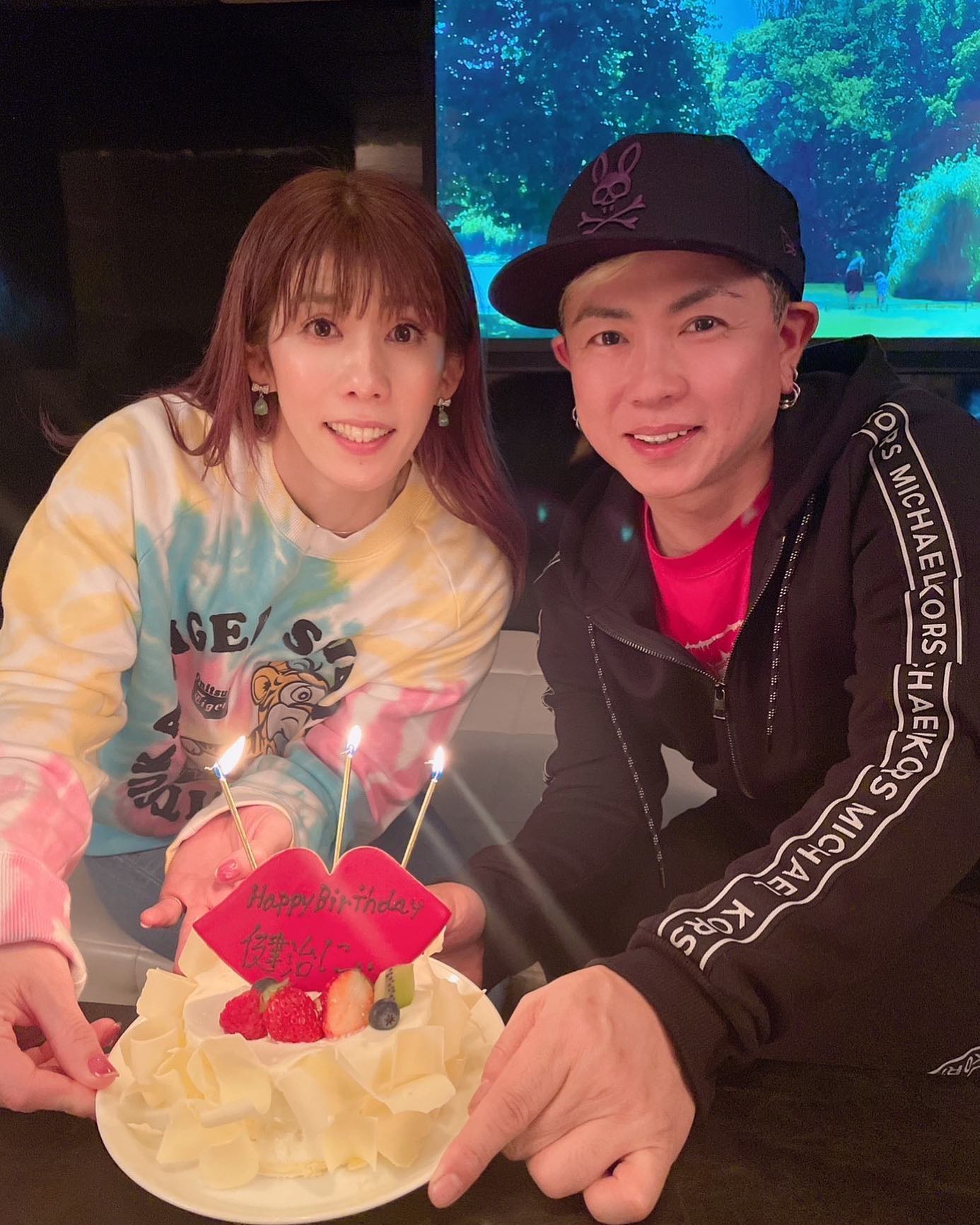 吉田沙保里が岡平健治の誕生日をお祝い👫大きなキスマークのケーキを挟んだ2ショットが話題に💋🎂