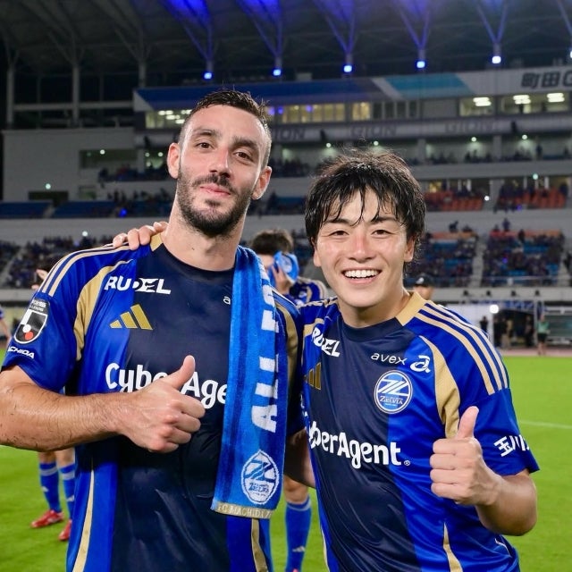 FC町田ゼルビア、C大阪戦後に満面の笑み。「まちだ青城祭」を彩った勝利のツーショット