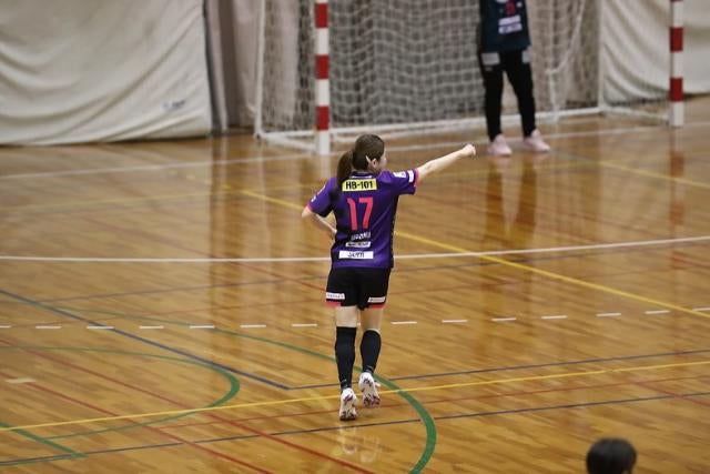 鳩野果歩、仲間の記録達成を祝福「400得点おめでとうございます」