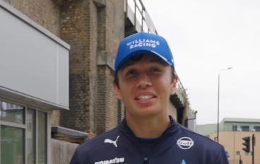 F1 「可愛さ爆発」アレックス・アルボンが動物保護施設を訪問！癒し満点の映像に世界がほっこり