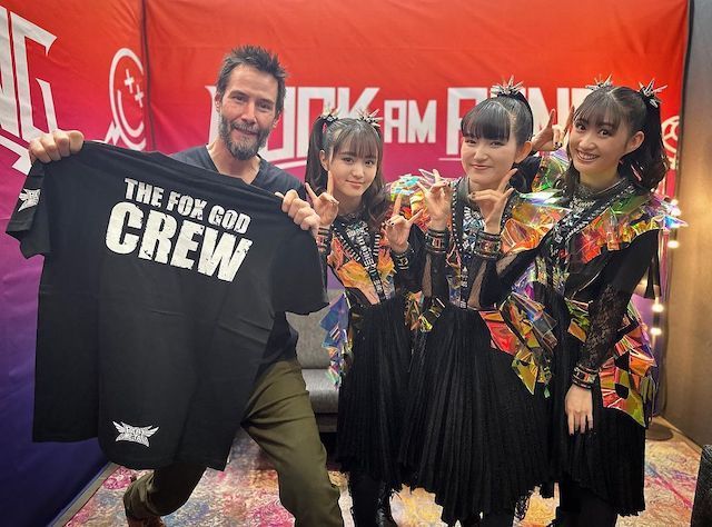 超大物俳優キアヌ・リーブスが日本の女性バンドと記念ショット