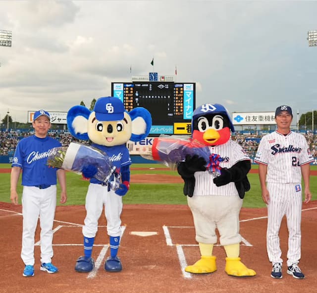 ドラゴンズマスコットのドアラが試合前に