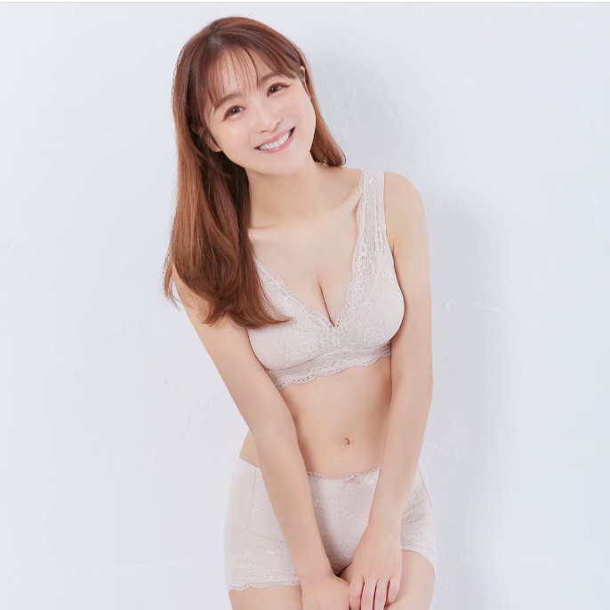 人気タレントが“大胆ビキニ”ショットを公開「魅力すごい」「美しすぎる」