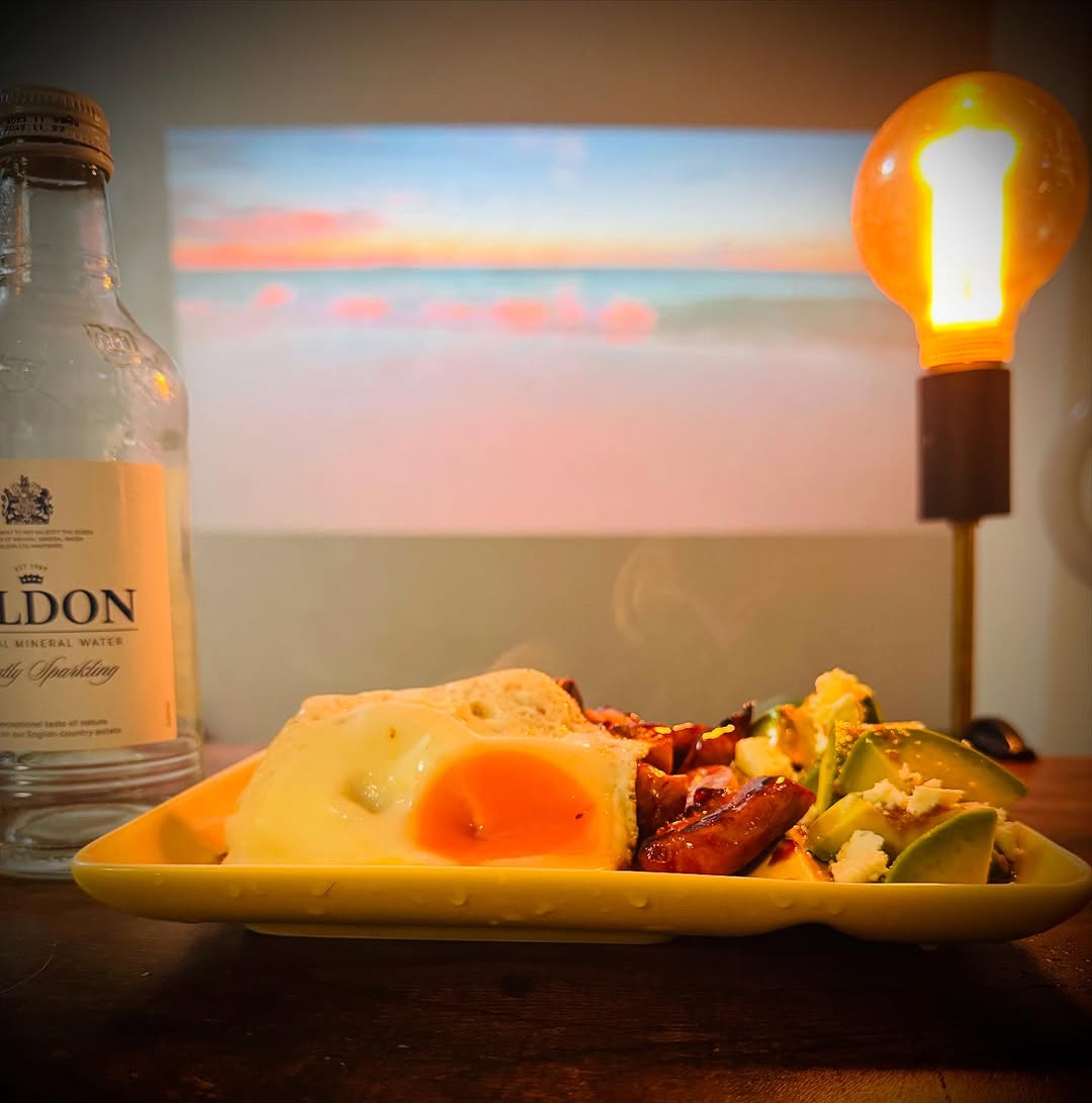 ウナギ・サヤカ、海×間接照明で映える食卓ショットに反響