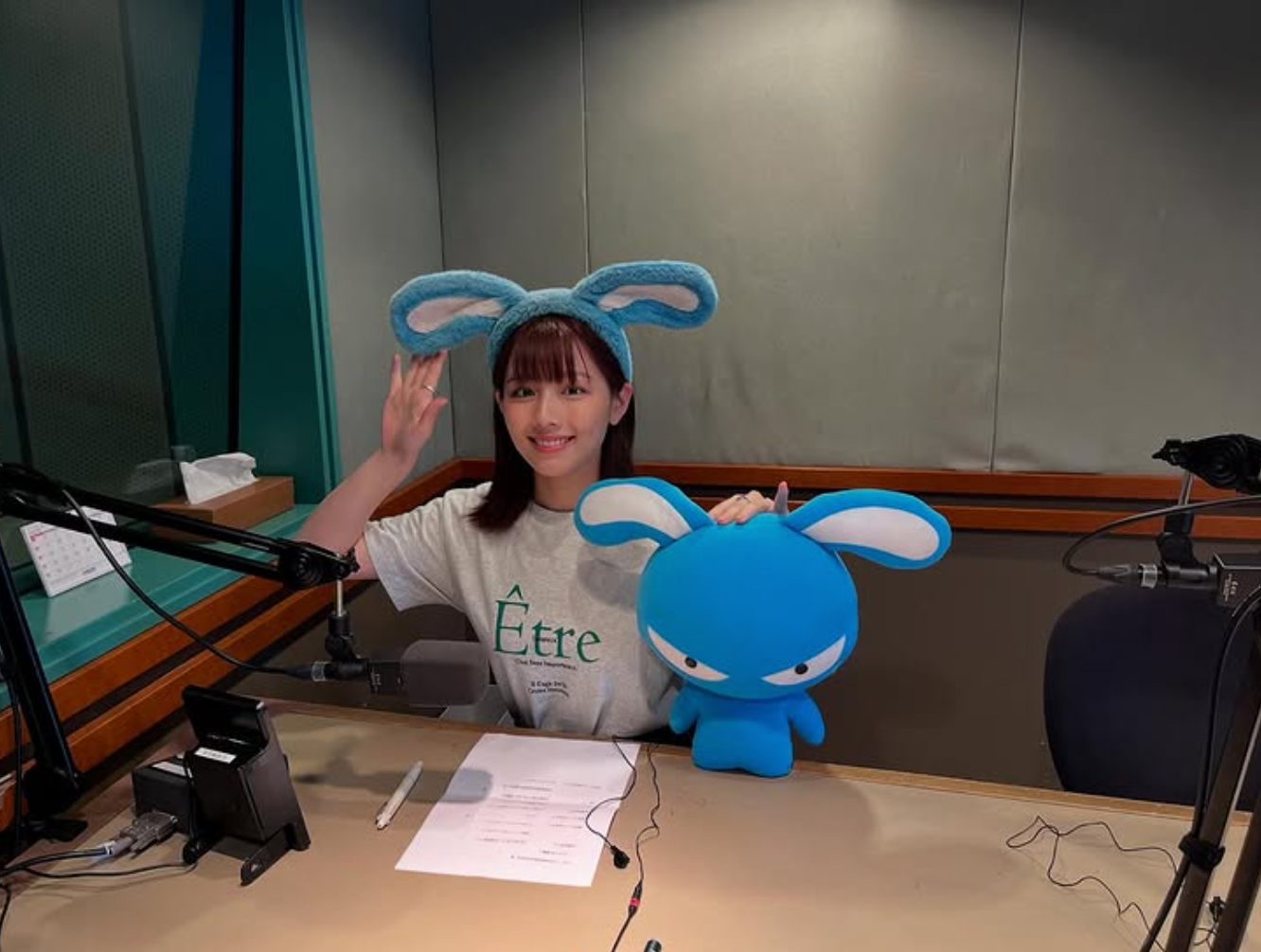 「耳もリングも可愛い！」渡邉美穂、ラジオ出演でキュートな“うさ耳ショット”公開！