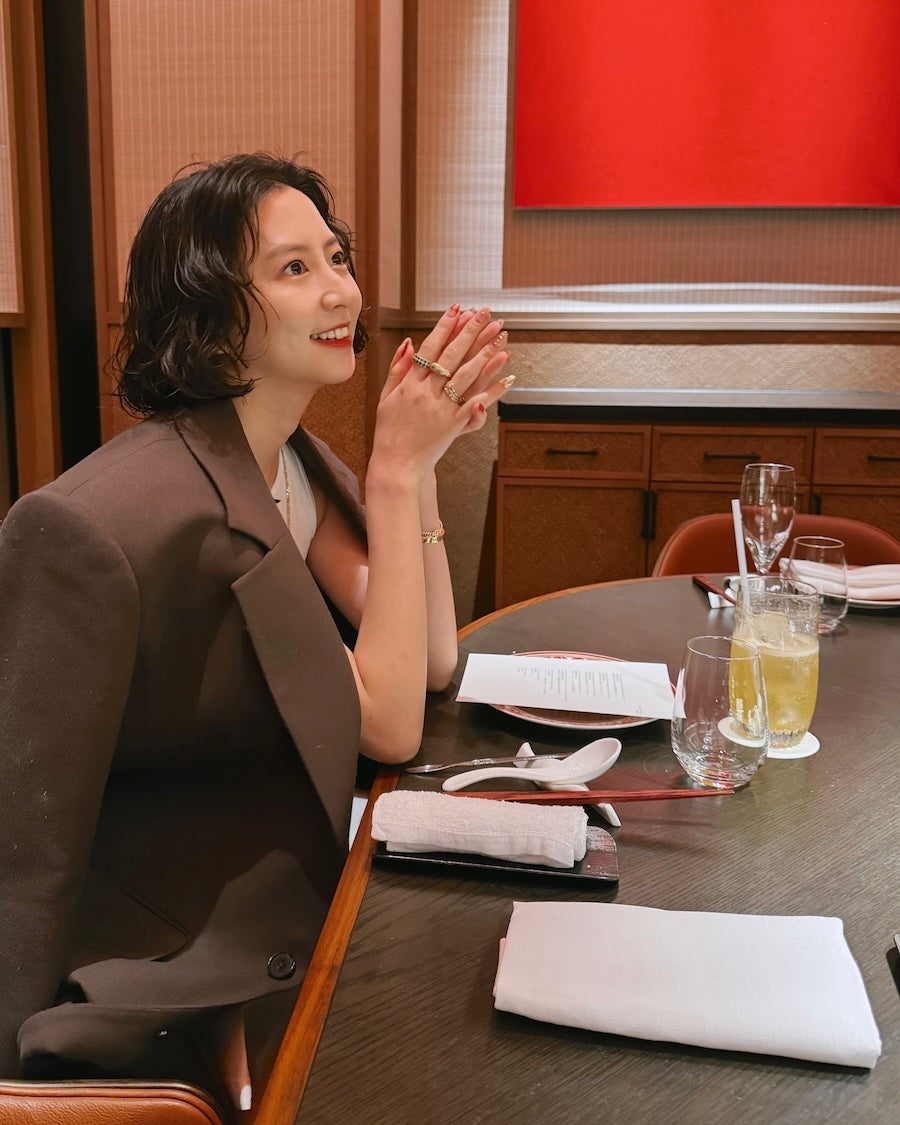 「キラキラで綺麗」モデルで女優の河北麻友子がゴールドアクセサリーを身につけたクリスマスショットを公開