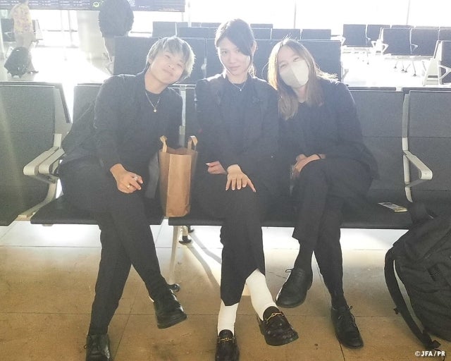 藤野あおばが切り取った、なでしこジャパンの素顔。遠征後の静けさに宿る絆のぬくもり