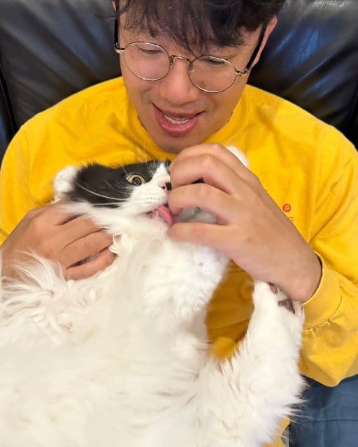 「さすが親子」ミキ亜生、猫との癒されショットを公開するも二人とも事故画に…？！