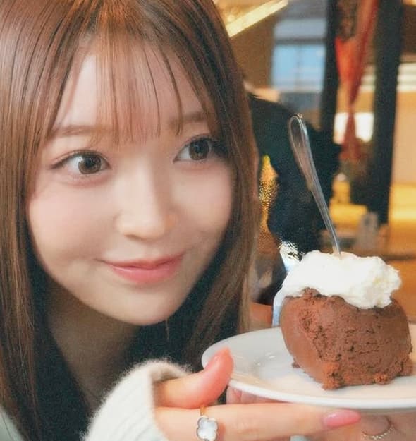 「チョコよりもぜんぜん可愛い！」元乃木坂46阪口珠美、チョコレートケーキとのツーショットが可愛すぎる