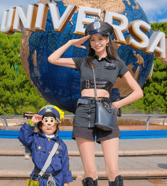 「こんな素敵なママいる？」あの激美女ママインフルエンサー、ポリスコスで異次元のハイビジュ親子ショットを公開！
