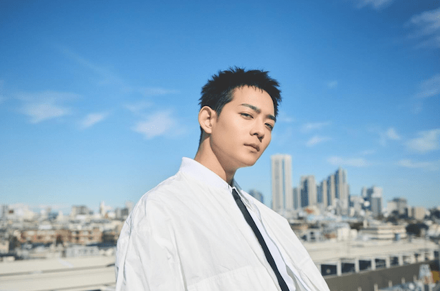 竜星涼、青空を背景に爽やかショットを公開！