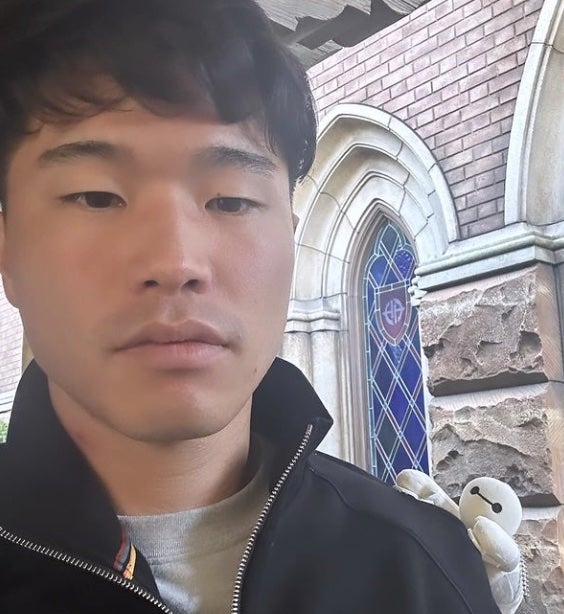 小池祐貴と人気ディズニーキャラのコラボ投稿？「被り物以外にも色々あるんだね。」