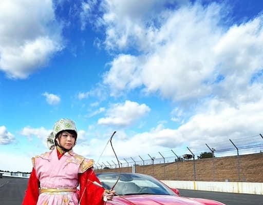 りんごちゃん 高級車・フェラーリに乗りカッコ良すぎる流鏑馬を披露にファン驚愕