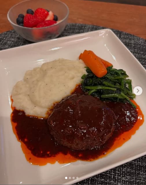 女優・葉月里緒奈、手作りの大人向け煮込みハンバーグ写真を公開「めちゃ美味しそう〜」