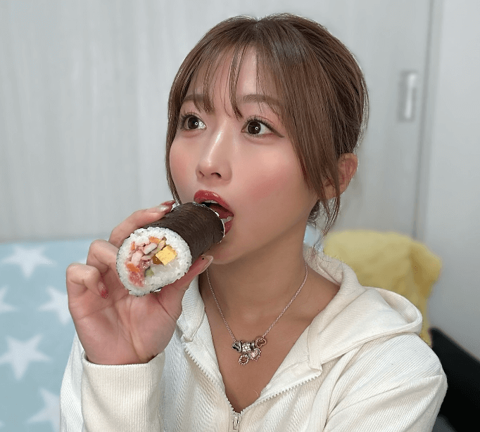 「恵方巻を食べたった！！」美女インフルエンサー、”無言でたべます・ショット”を披露しファン昇天！「可愛いすぎる税を取られますよ」