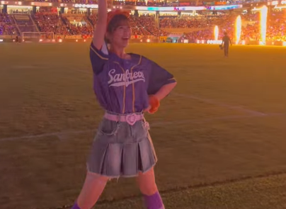 「びしょ濡れになって踊った日」サッカー美女ダンサー、炎と水が荒ぶる