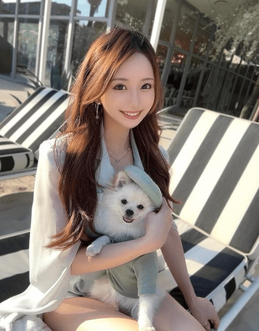 美女インフルエンサー・まりち、美しすぎな最新ショットを愛犬ポメラニアンとともにUP！
