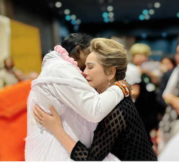 デヴィ夫人〝アンマ〟と抱擁