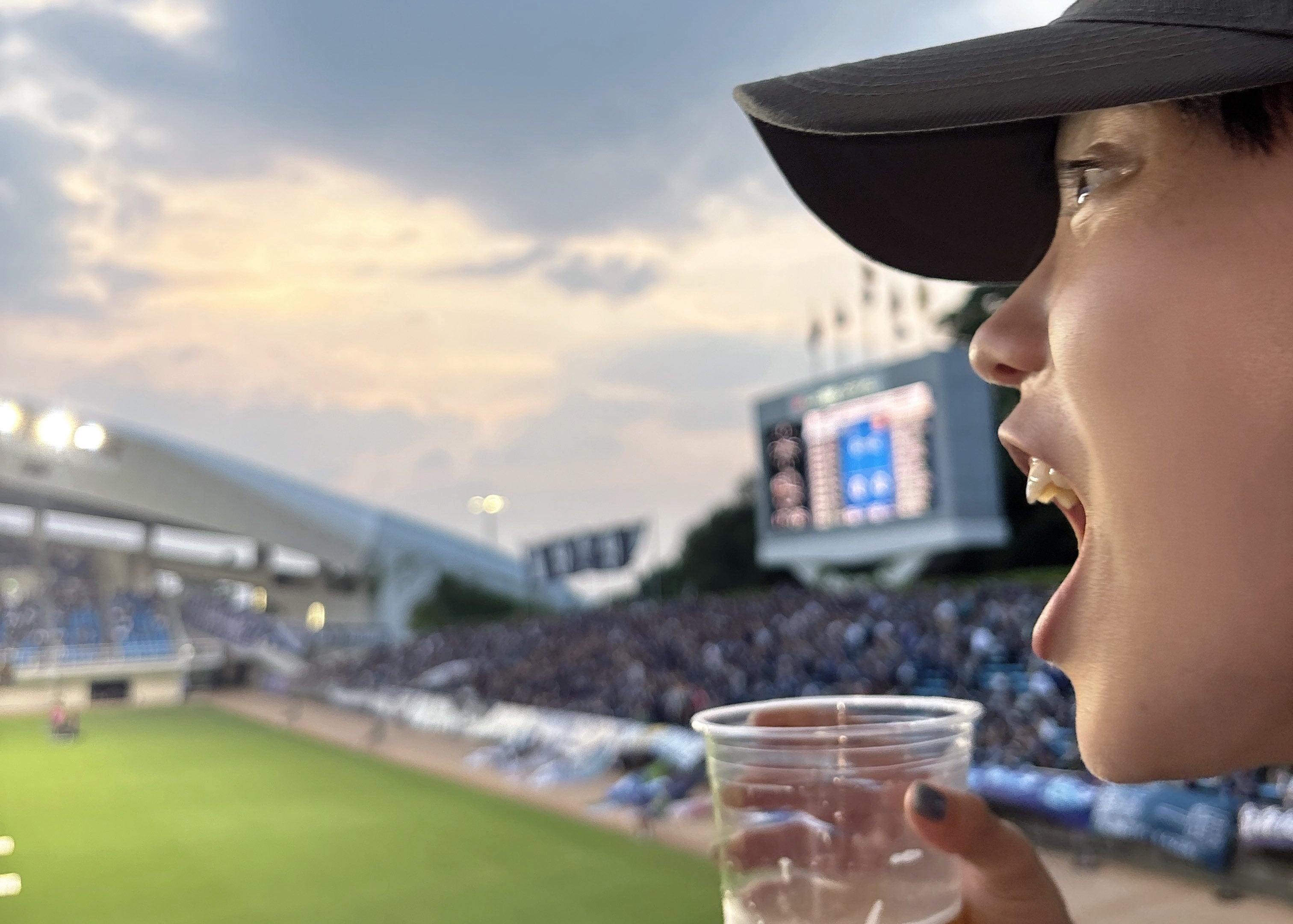 HKT48豊永阿紀が“勝利の女神”に！ビール片手の笑顔と劇的勝利に反響