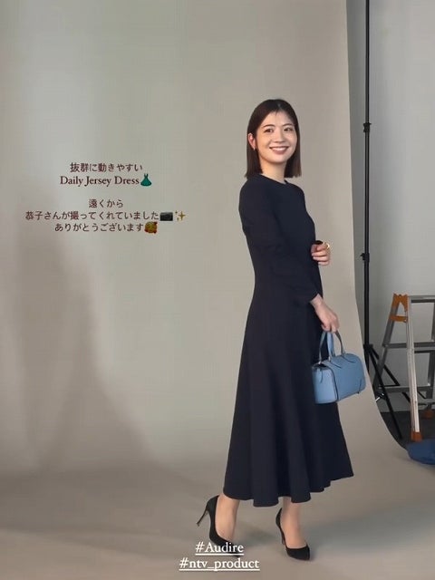 佐藤真知子、シックな紺ワンピで大人の魅力