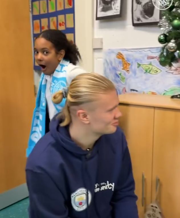 マンチェスターシティが誇るあのエースが小学生にサプライズでクリスマスプレゼント！