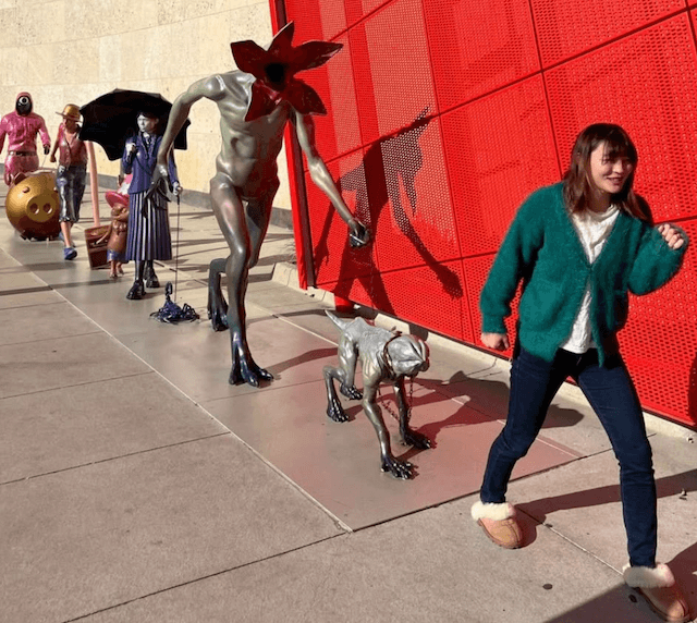 角田夏実、“ホラーすぎる”展示に挑戦　ストレンジャー・シングスでなりきりポーズ