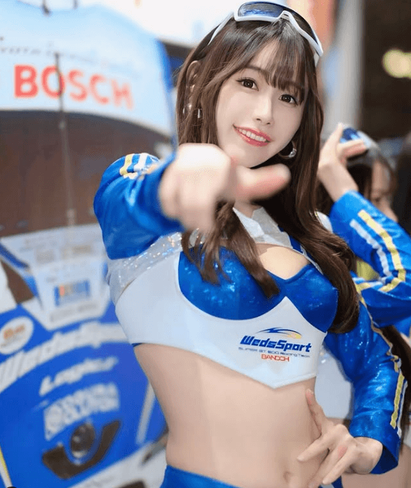 「指先1つで、ダウンだ！！」人気レースクイーン、サーキットの”ヘソ出し・キメショット”にファン悶絶！「ズキュン」