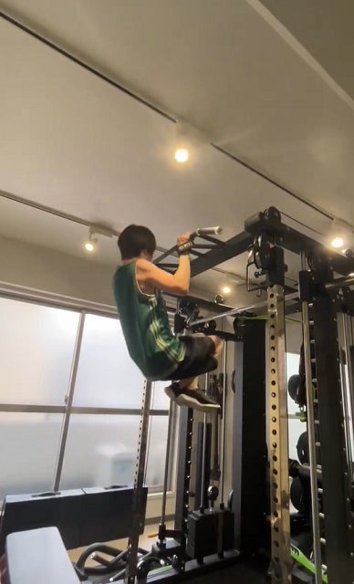 「今日も元気にマッソォ!!」人気声優が懸垂ムービーを公開！浮き出る筋肉にファンうっとり!?
