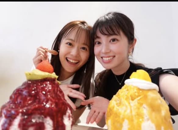 広島ホームテレビ・岡本愛衣アナ、テレビ東京の中根舞美アナとかき氷を堪能する美人すぎるツーショットを披露