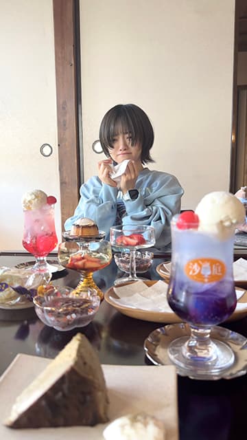 元・虹のコンキスタドール鶴見萌、岡田彩夢の激カワ”くしゃみ顔”オフショットを公開！