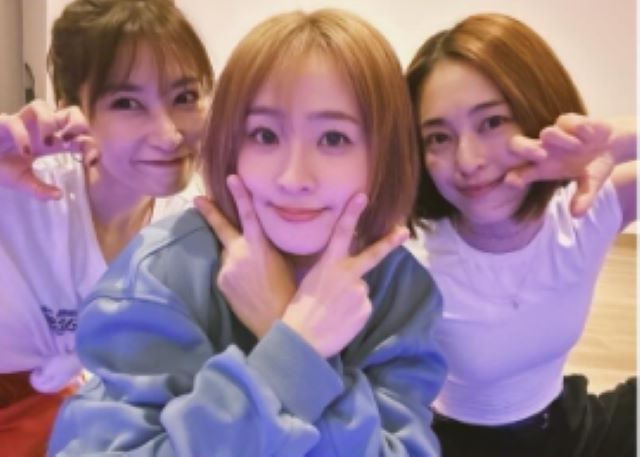 大沢あかね美女2人とキュートなショットを公開