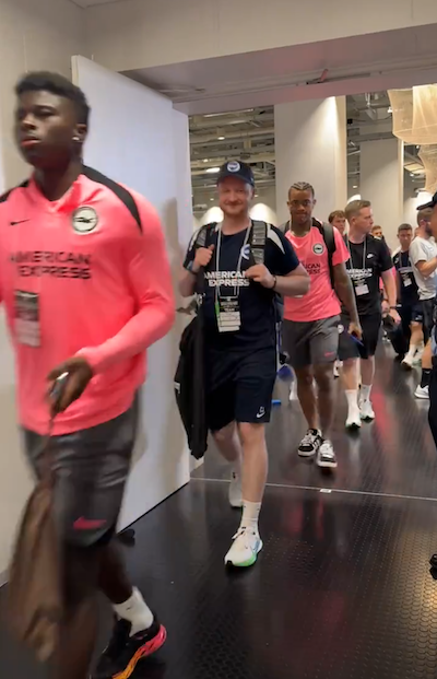 ブライトンの選手たちが鹿島アントラーズ戦に向けて国立競技場に到着！