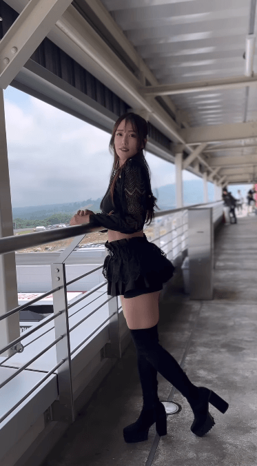 美レースクイーン・霧島聖子、黒ミニコスチュームの眼福ムービーでファンを虜にする