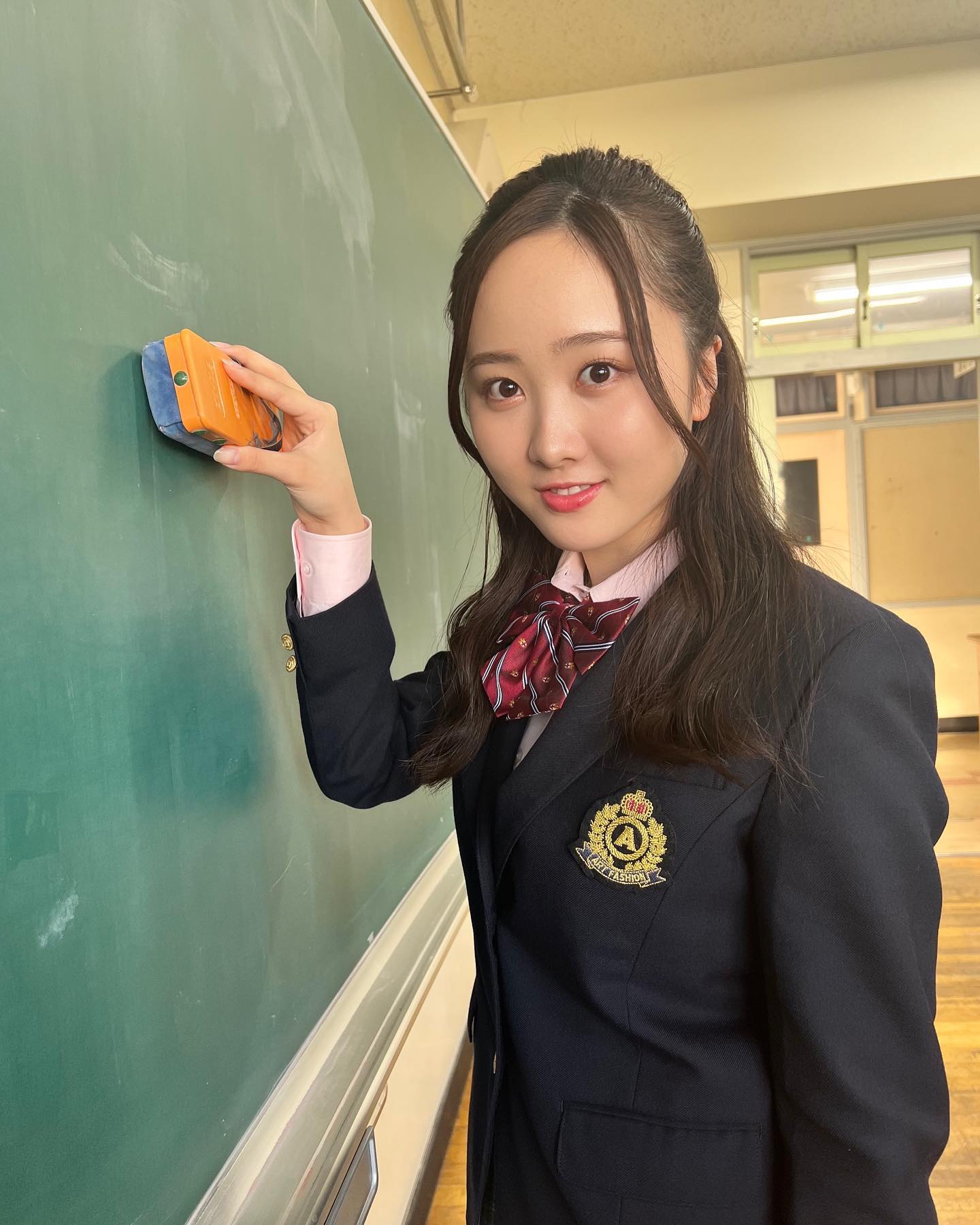 本田望結がコスプレ制服ショットを公開し話題に😳「まだまだ全然現役でもいけますよ😊💕」