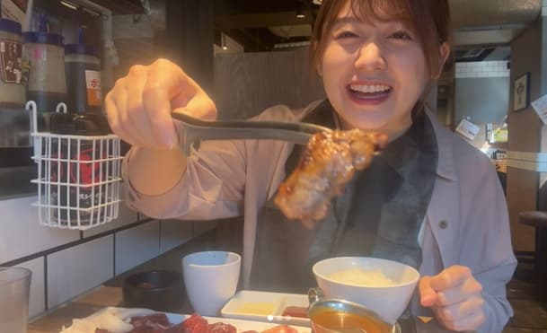 夏らしい？尾崎里紗一人焼肉のショットを公開！