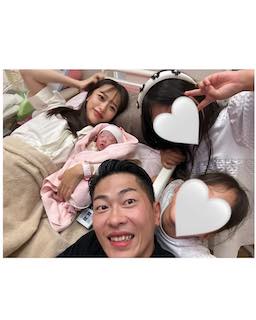 「5人家族になりました」人気芸人の報告に祝福の声殺到 家族集合ショット公開で話題に