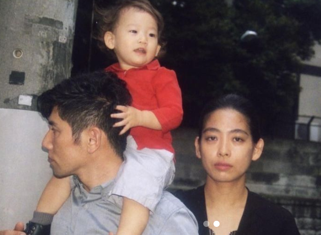 本木雅弘さんの長男UTAさんが両親との幼少期家族ショット披露🌈弟、玄兎さんの姿も✨