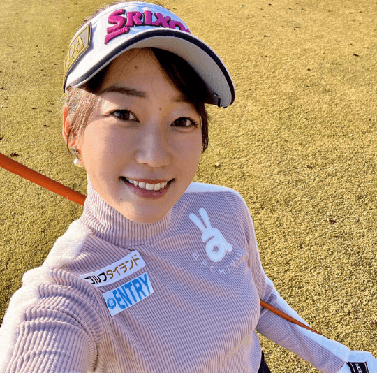 「可愛い…」話題の剛腕美女ゴルファー、ピンクウェアの女神自撮りを披露しファンうっとり
