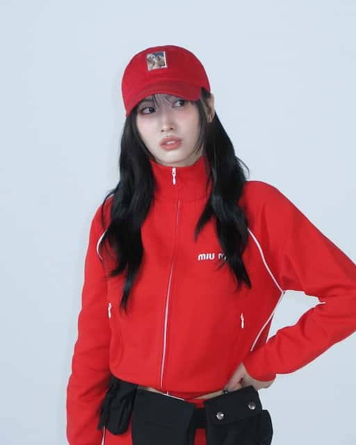 TWICEモモ、真っ赤なミニスカ&網タイツにファン悶絶 | 話題の投稿