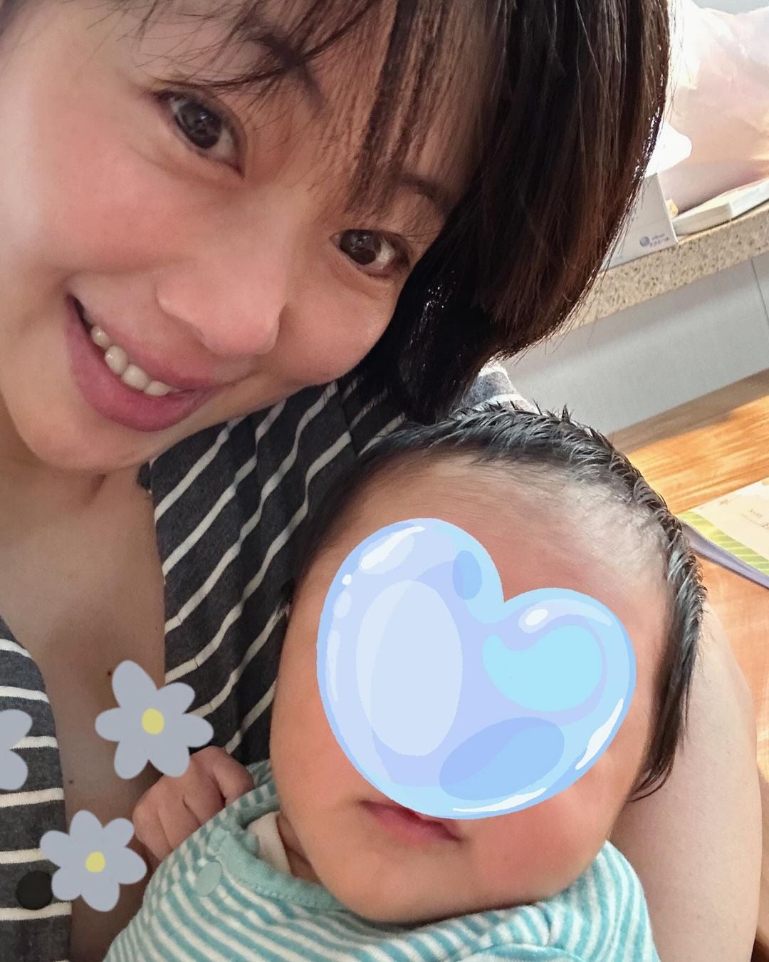 第二子出産の人気タレントが赤ちゃんとのツーショット公開「胸元がはだけて...」