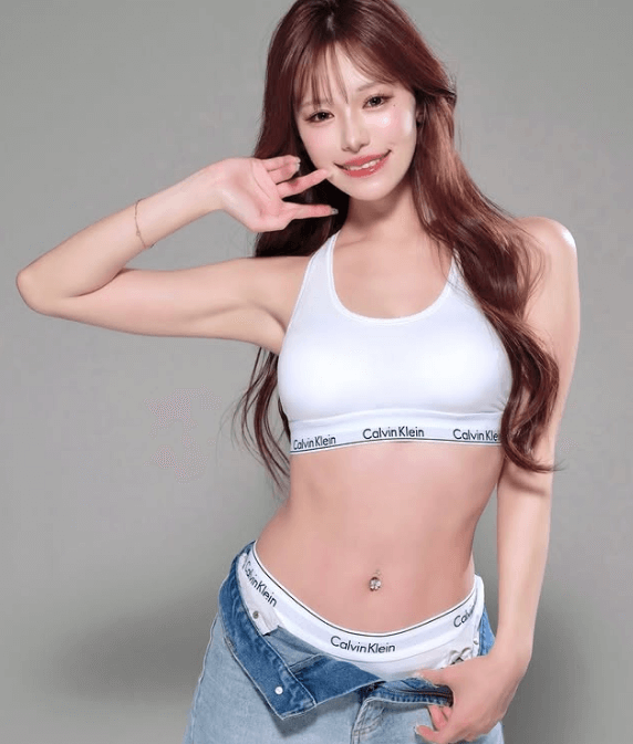 「最高の美ボディだ」話題のサッカー美女子、カルバンクラインウェアの”ミネラルショット”を披露しファンとろける