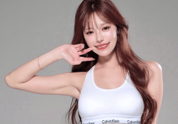 「最高の美ボディだ」話題のサッカー美女子、カルバンクラインウェアの”ミネラルショット”を披露しファンとろける