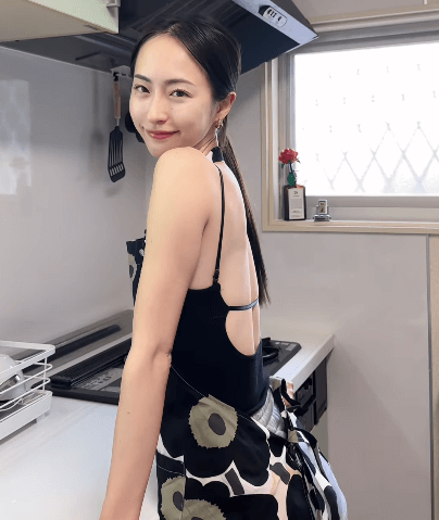 「クッキー作ったお！」人気モデル、”フェロモン放出・スイーツクッキング”披露にファン熱視線！「可愛いエプロン姿」