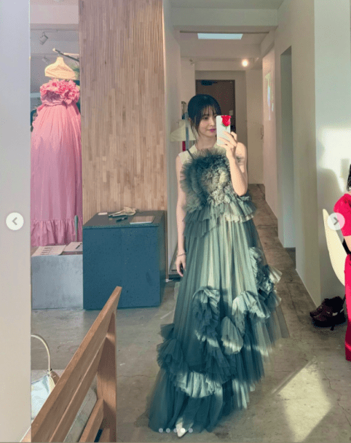 長濱ねる「秋色ドレープドレス」の美しさでファン魅了！