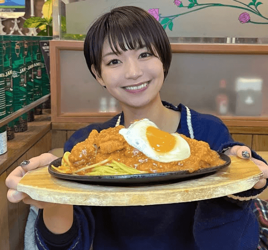 「めちゃくちゃ可愛いッス！」ボーイッシュショートの美女、「はい、どーぞ」シチュの”スパカツ・ショット”に反響続出！