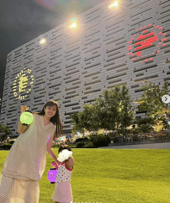 菊地亜美、娘と大阪で女子旅！「OMO7大阪by星野リゾート」に感激