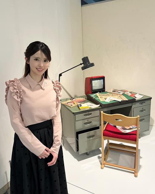 レトロなセットと相性抜群!?美人ウェザーニュースキャスターがブラックジャック展へ！